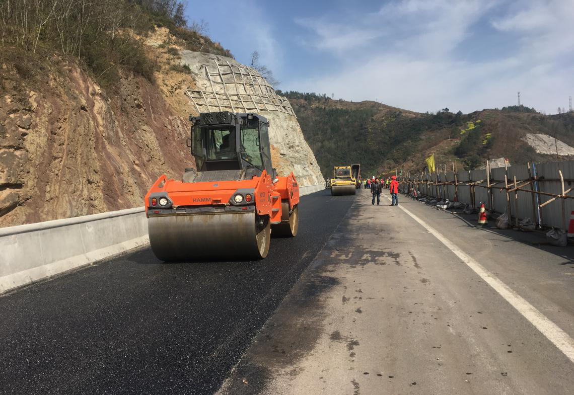 达陕高速公路百里峡SMA-13路面试验段铺筑完成