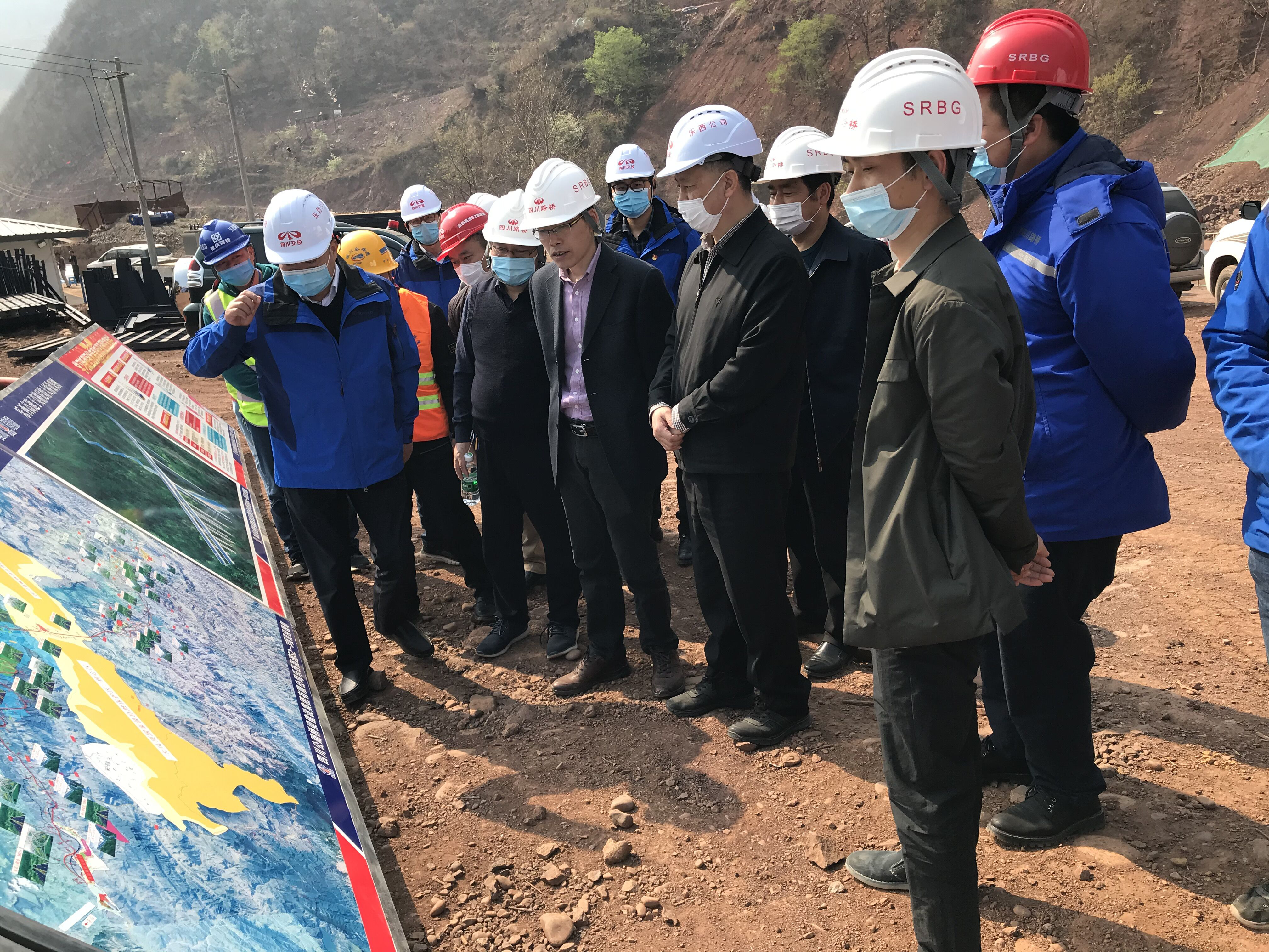 四川省交通厅总工陈乐生一行 赴乐西高速S2标调研指导